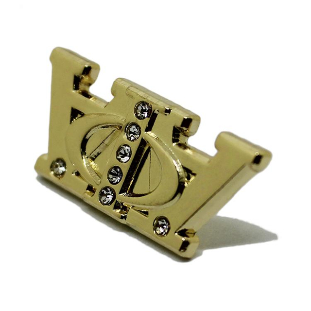 Épinglette en métal avec couronne de cristal 3D