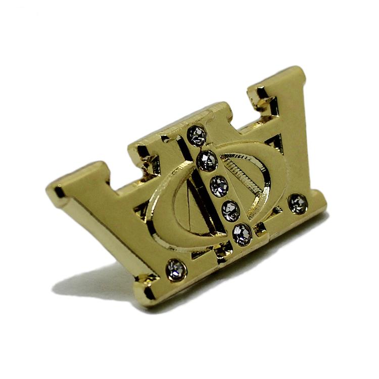 Épinglette en métal avec couronne de cristal 3D