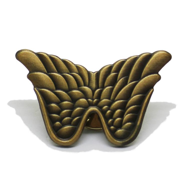 Épinglette d'aile 3D en or antique