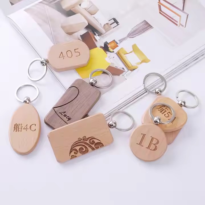Porte-clés en bois découpés au laser avec nom personnalisé