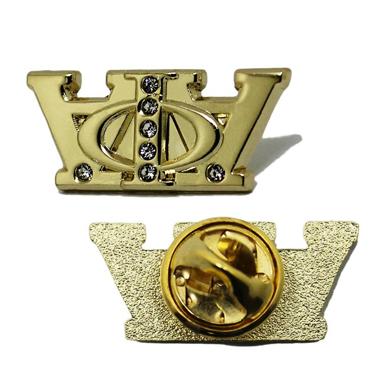 Épinglette en métal avec couronne de cristal 3D