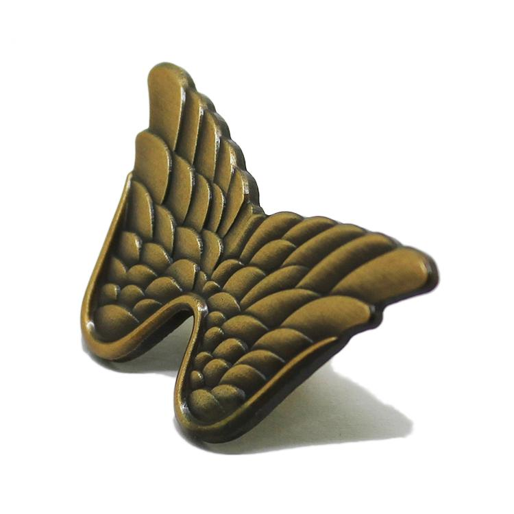 Épinglette d'aile 3D en or antique
