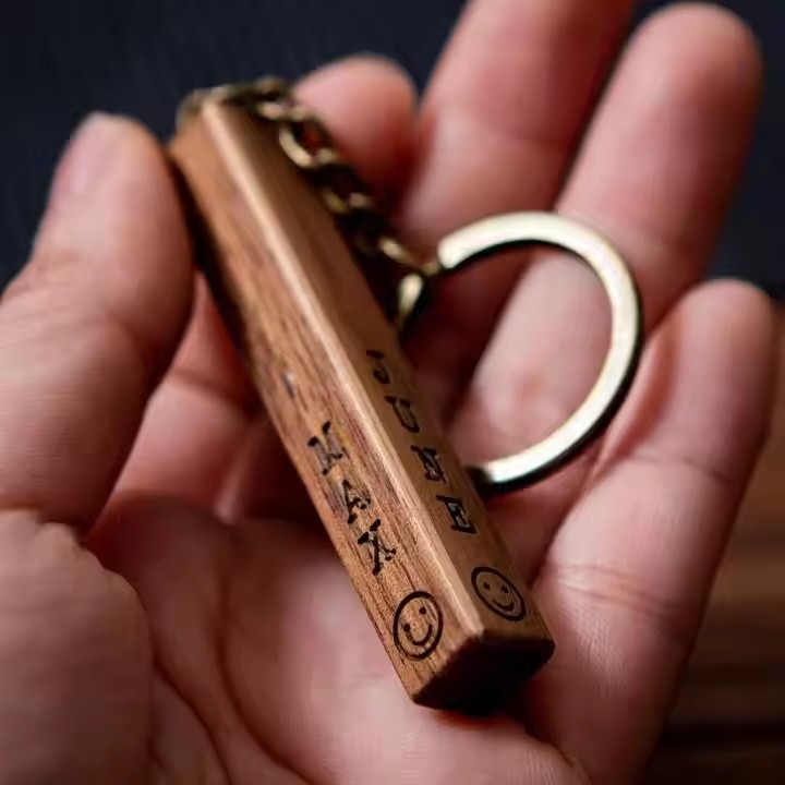 Porte-clés gravés en bois en forme de bande vierge personnalisés