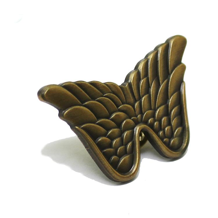 Épinglette d'aile 3D en or antique