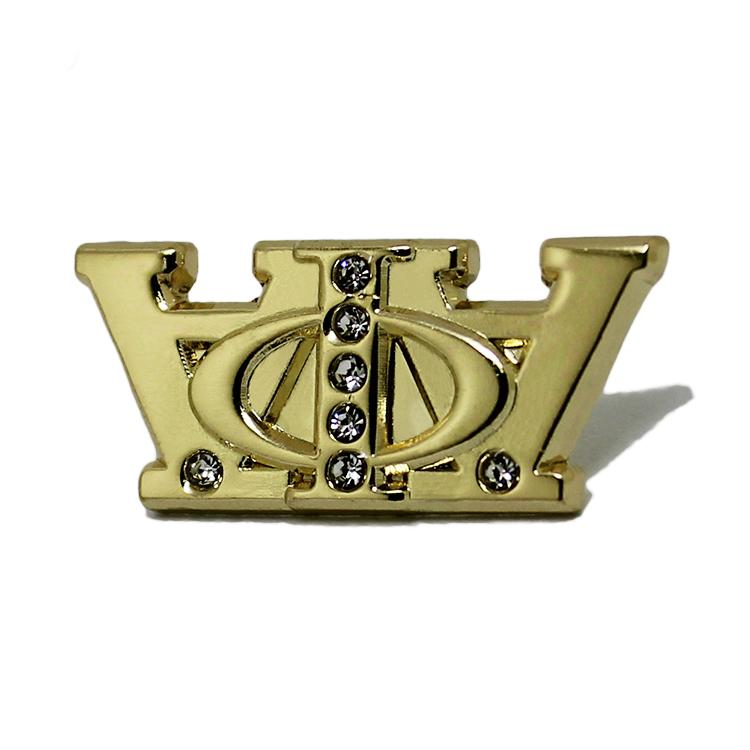 Épinglette en métal avec couronne de cristal 3D