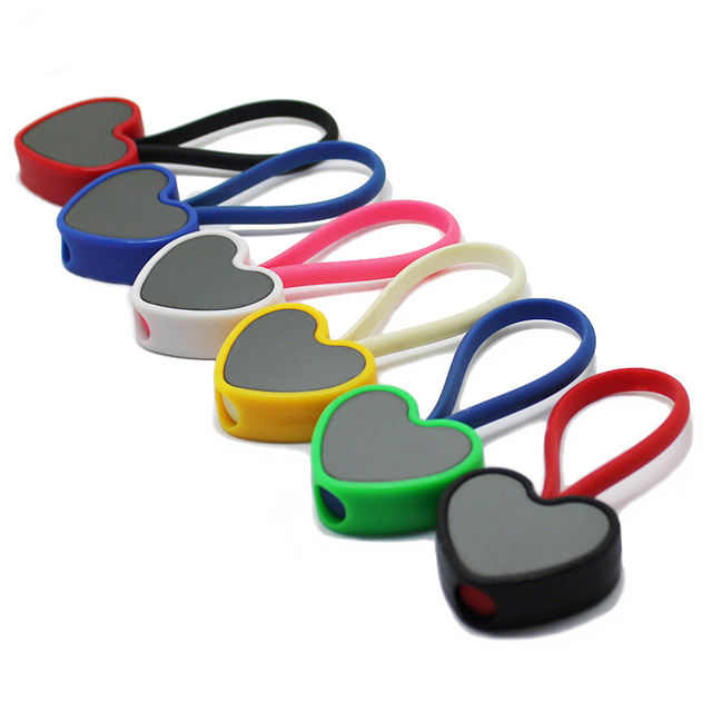 Porte-clés en PVC dur coloré personnalisé en forme de cœur